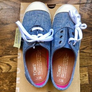 NIB!! TOMS youth size 12 lace-up chambray shoes